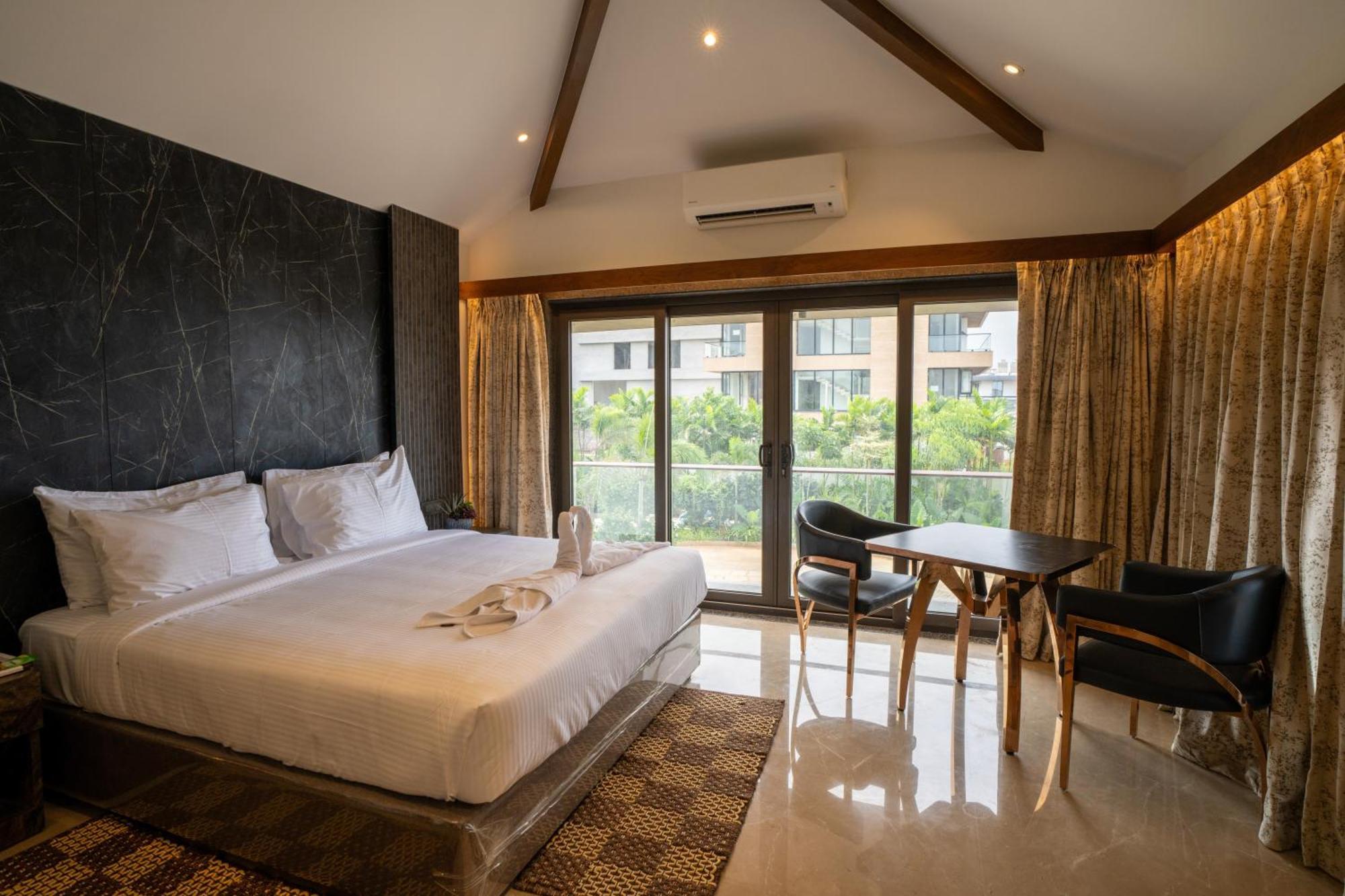 Mstays Ecr By Mirabilis Hotel Ченай Екстериор снимка
