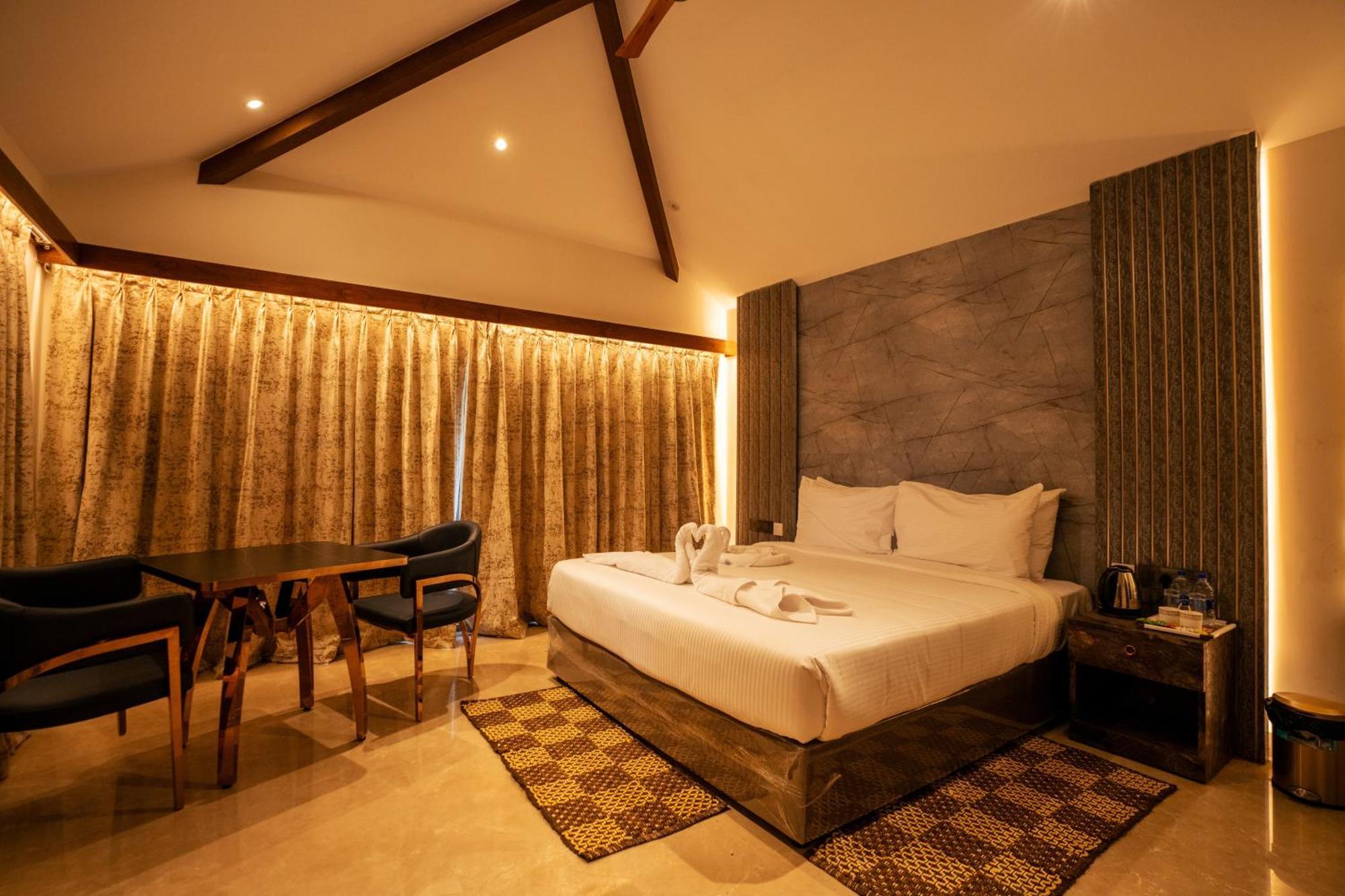 Mstays Ecr By Mirabilis Hotel Ченай Екстериор снимка