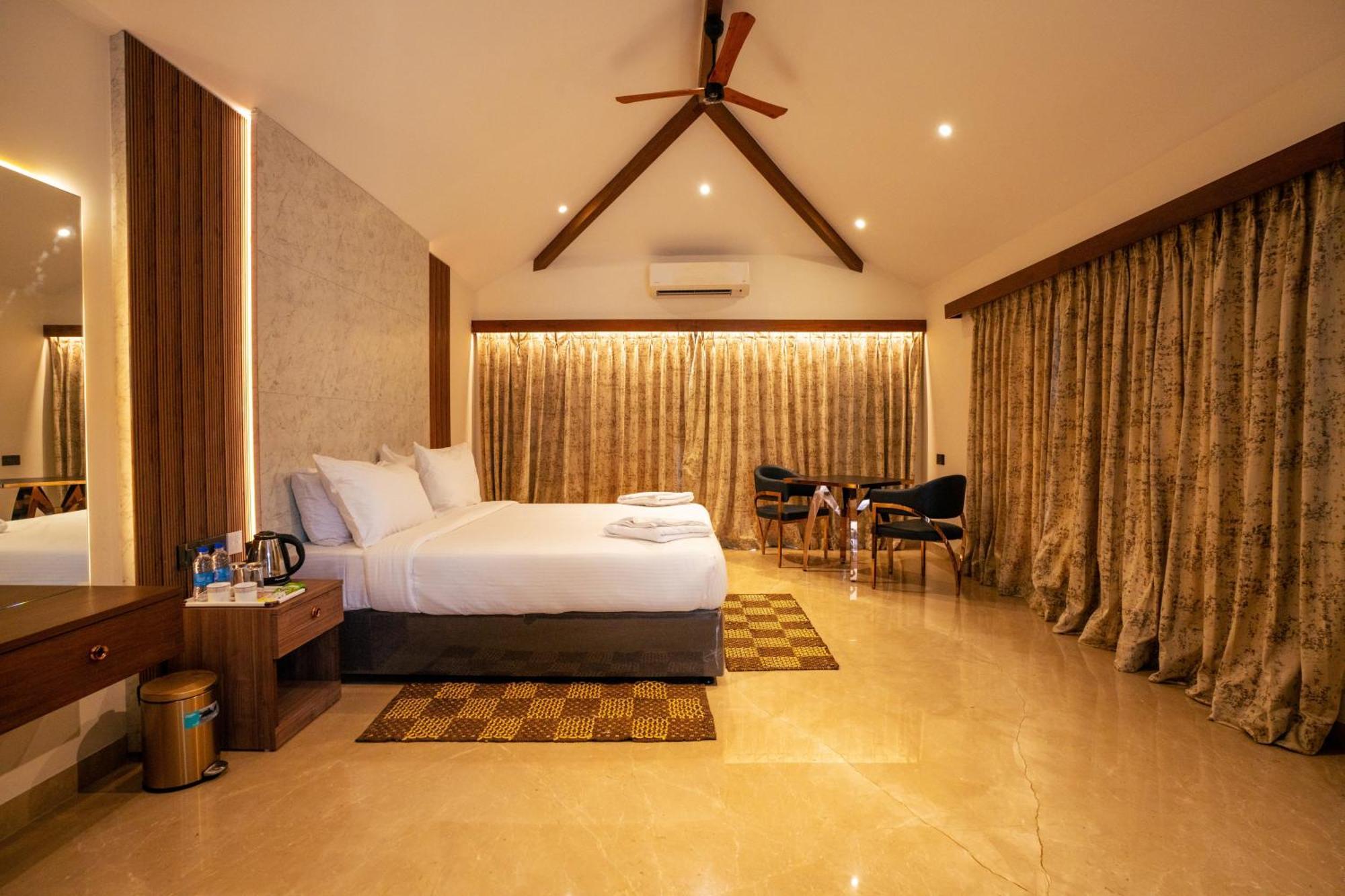 Mstays Ecr By Mirabilis Hotel Ченай Екстериор снимка