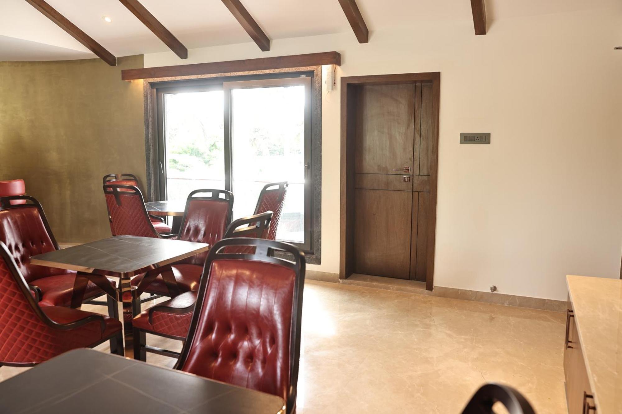Mstays Ecr By Mirabilis Hotel Ченай Екстериор снимка