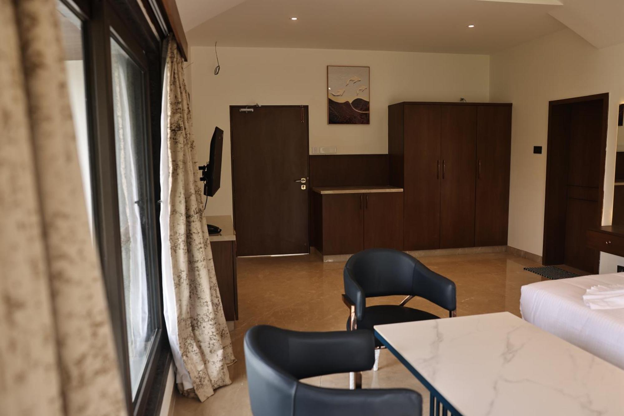 Mstays Ecr By Mirabilis Hotel Ченай Екстериор снимка