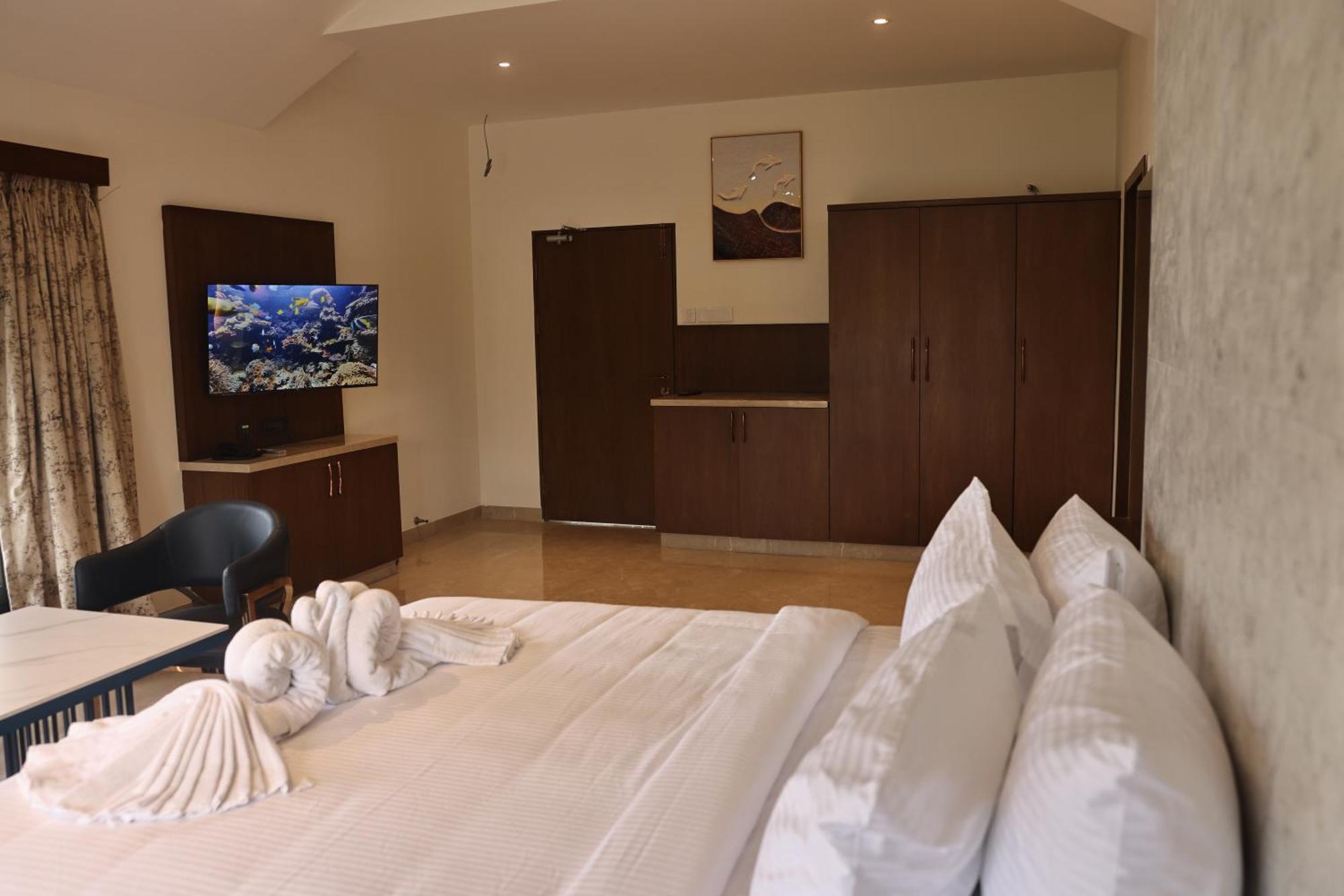 Mstays Ecr By Mirabilis Hotel Ченай Екстериор снимка