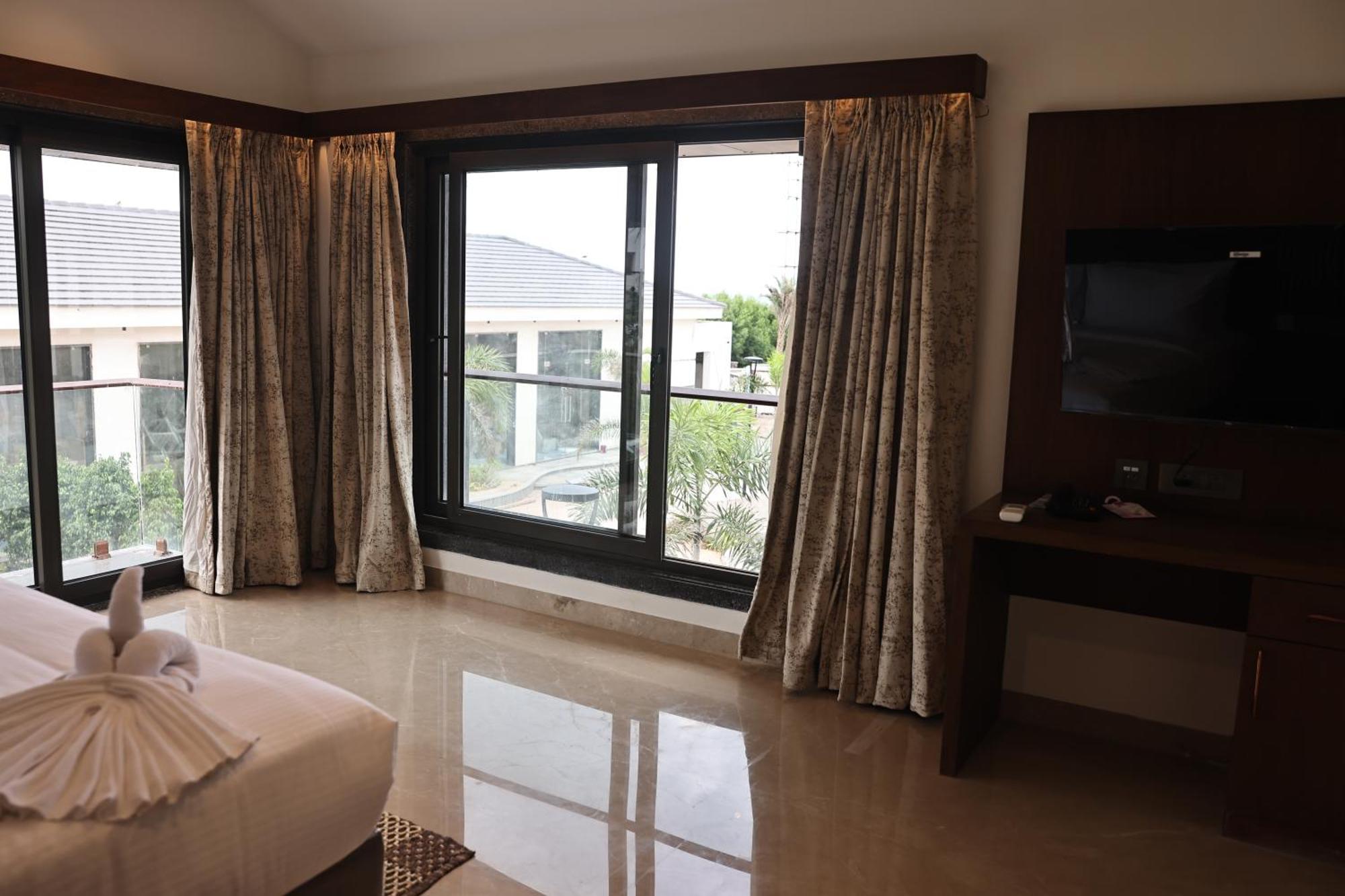 Mstays Ecr By Mirabilis Hotel Ченай Екстериор снимка