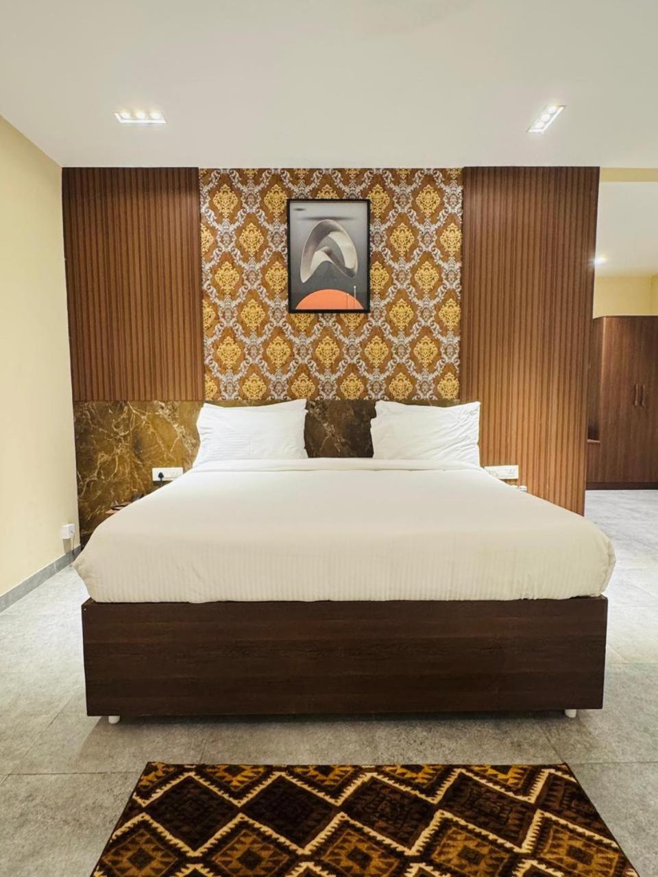 Mstays Ecr By Mirabilis Hotel Ченай Екстериор снимка