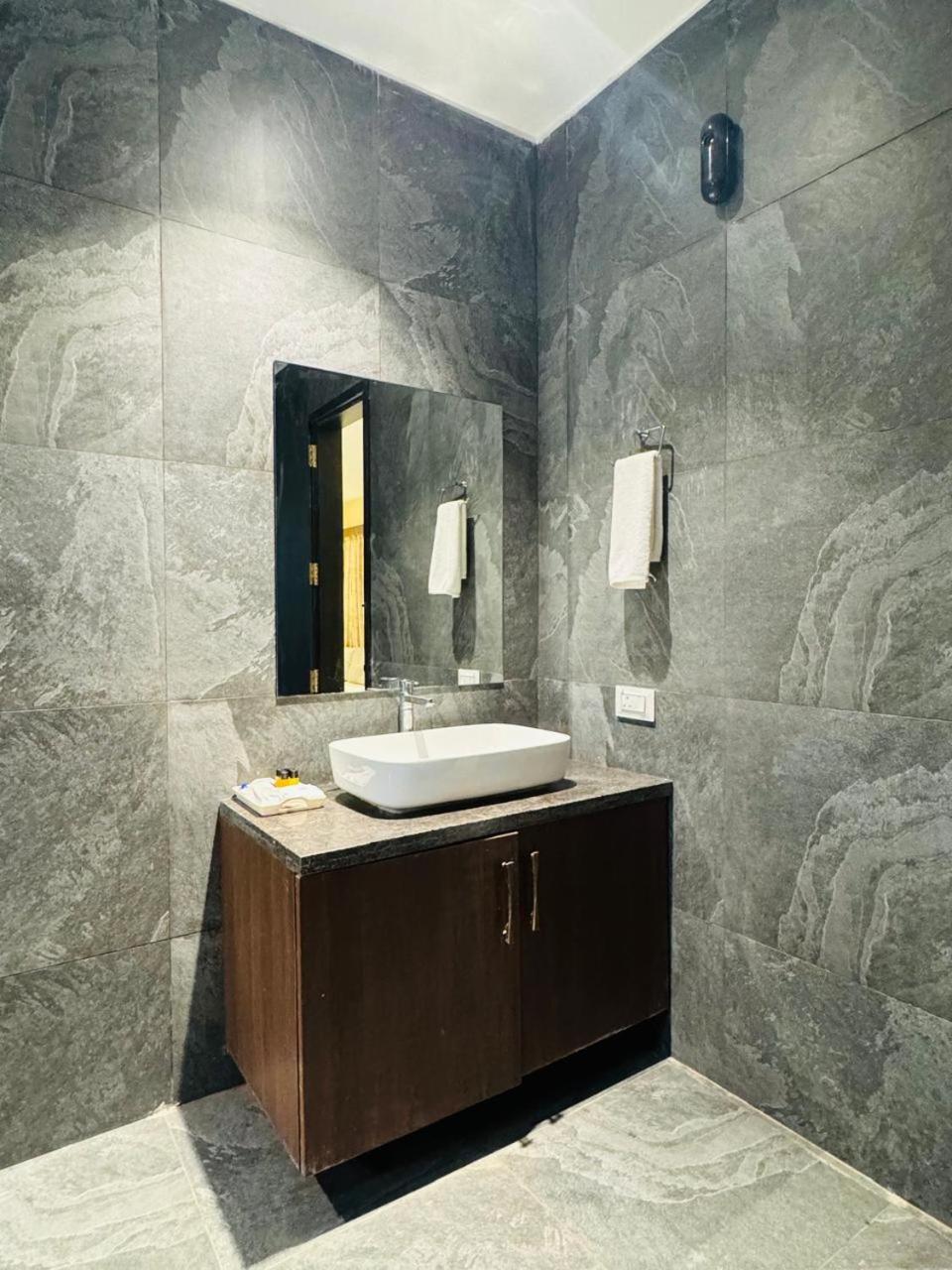 Mstays Ecr By Mirabilis Hotel Ченай Екстериор снимка